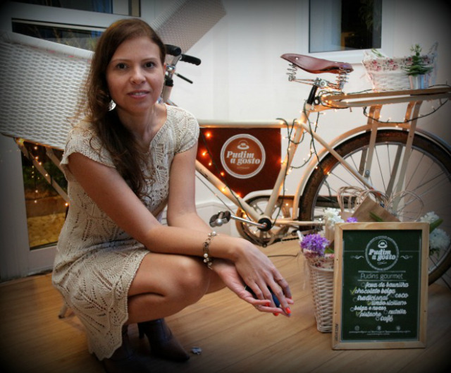 Ana Paula Pontes e a bicicleta da Pudim a gosto (foto: divulgação)