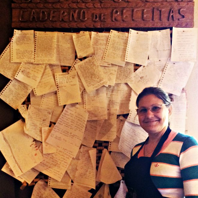 Gloria Gelenski Menoncin e o "caderno" em que coleta receitas dos clientes do Pignatella