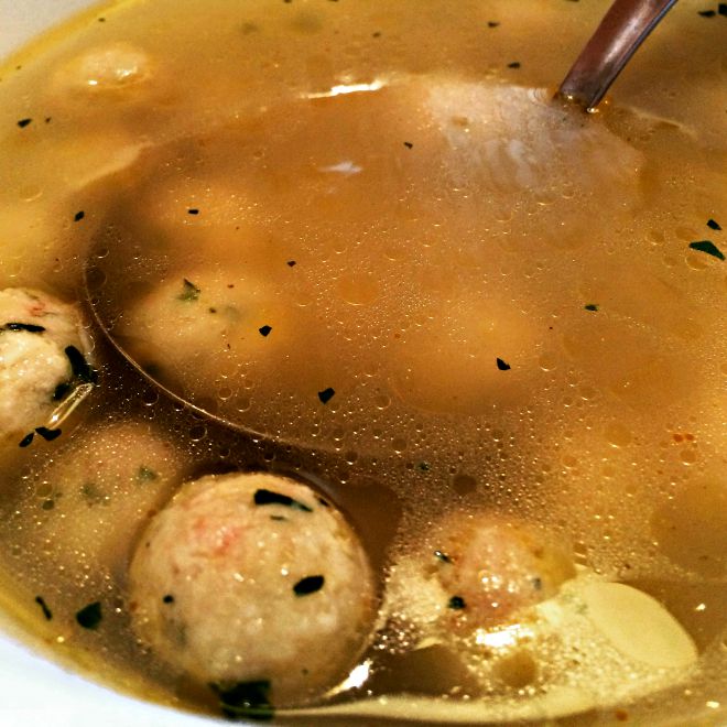 Sopa de canederli: receita do restaurante Pignatellla, de Bento Gonçalves