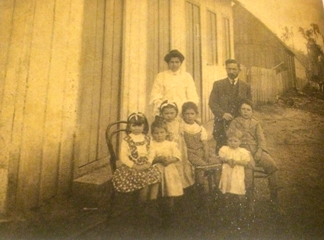 Emilio Batista Gomes com a mulher, Etelvina, e filhos. A segunda criança da esquerda para a direita é minha bisavó Esther