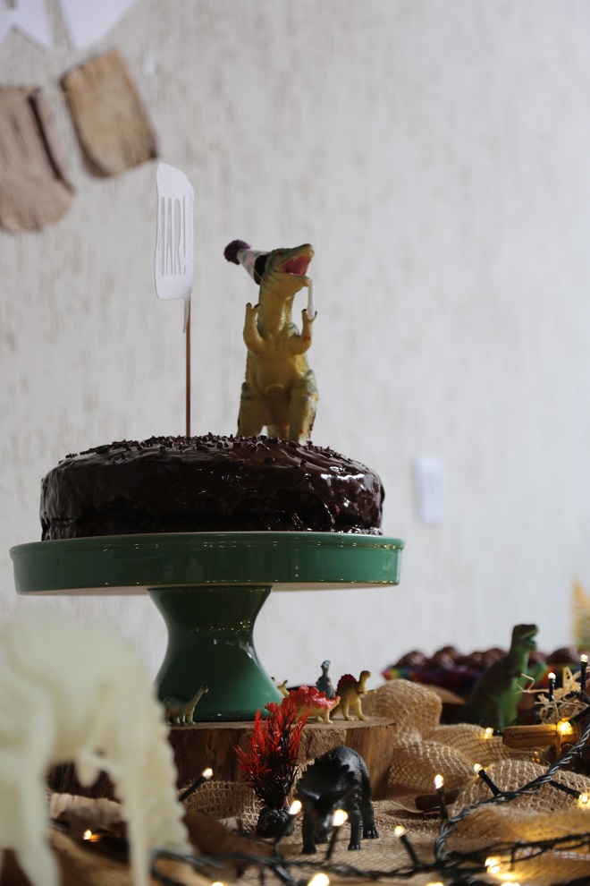 O bolo e os dinos na festa do meu filho (foto: Enfeite Festas Infantis)