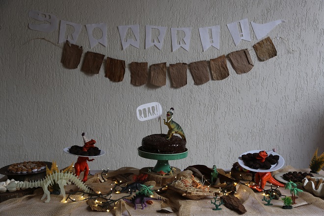 Mesa de festa infantil com decoração de dinossauros (foto: Enfeite Festas Infantis)