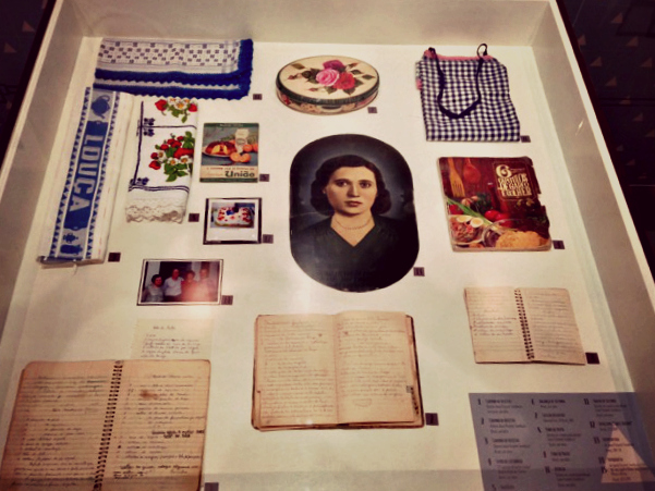 Objetos de Joana Parpinel no Museu da Imigração; no centro, um retrato dela
