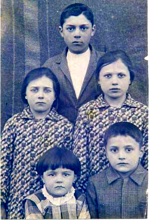 Joana (a menina da direita) e os irmãos, recém-chegados da Itália