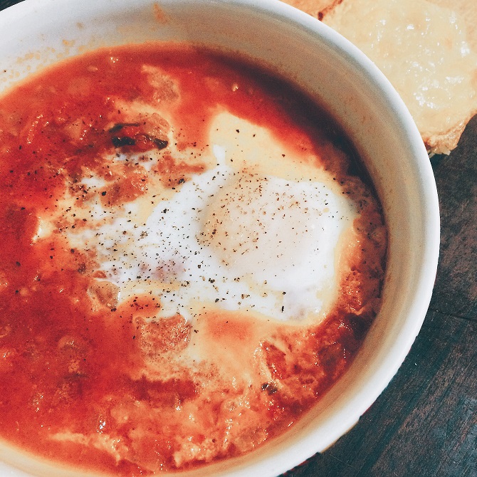 Sopa de tomate com ovo de gema mole