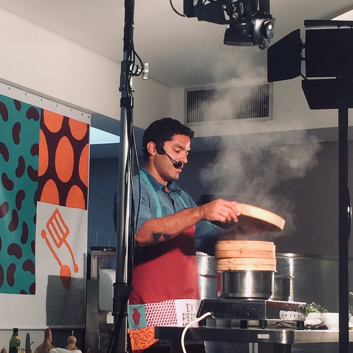 O chef Thiago Castanho em ação no Experimenta