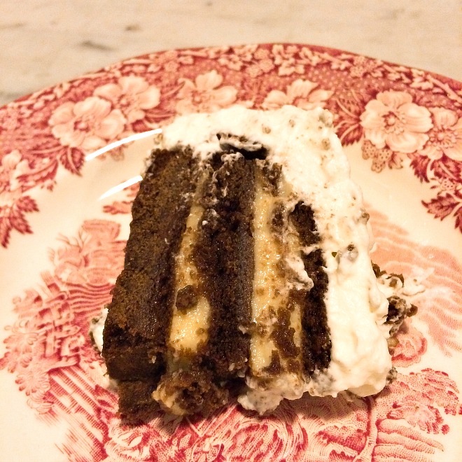 Pedaço de Torta de chocolate com creme de baunilha e chantilly