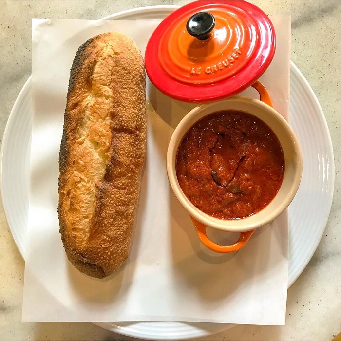 Molho de tomate e pão do restaurante Hospedaria